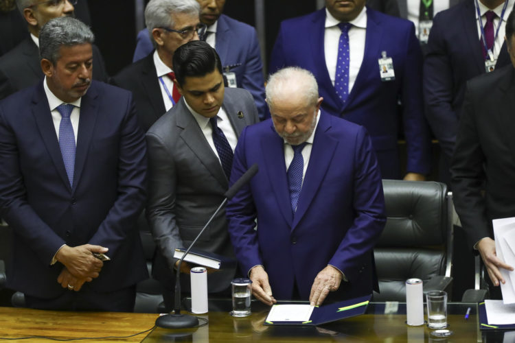 El presidente de Brasil, Luiz Inácio Lula da Silva (c), ofrece un discurso ante el Parlamento hoy, durante su investidura, en Brasília (Brasil). EFE/ Jarbas Oliveira