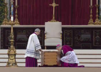 El secretario de Ratzinger critica en sus memorias las pugnas de poder en el Vaticano