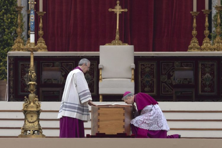 El arzobispo Georg Ganswein besa el féretro del Papa emérito Benedicto XVI instalado en la Ciudad del Vaticano este 5 de enero 2023. EFE/MASSIMO PERCOSSI