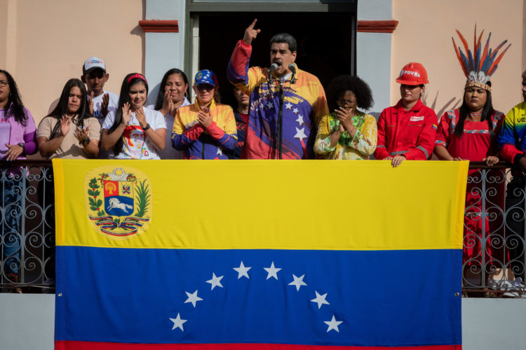 Nicolás Maduro, habla desde "el balcón del pueblo" del Palacio de Miraflores, ante simpatizantes que participaron en una manifestación a favor del oficialismo, hoy, en Caracas (Venezuela). EFE/Rayner Peña R.