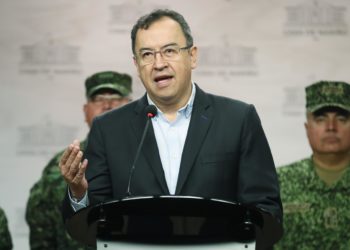 Gobierno colombiano suspende el decreto de cese bilateral con el ELN y le pide una tregua
