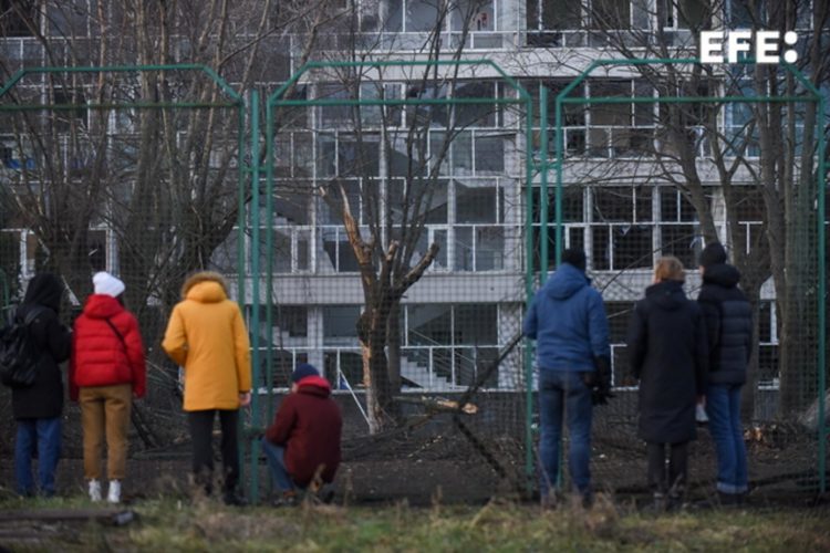 Kiev.- Ciudadanos ucranianos observan ayer 31 de diciembre los daños causados por los misiles rusos en la Universidad nacional de Ucrania. EFE/EPA/OLEG PETRASYUK