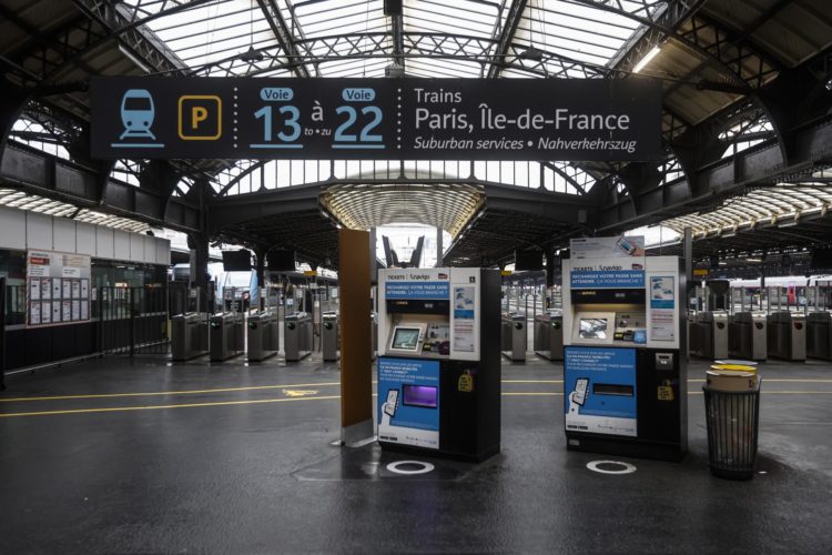 Vista interior de la estación de tren Gare de l'Est vacía en París este 24 de enero de 2023. EFE/EPA/YOAN VALAT