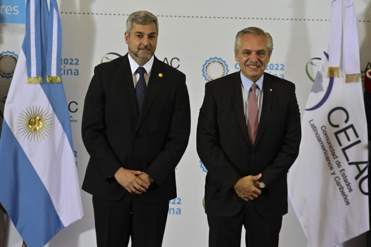 El presidente de Argentina, Alberto Fernandez (d), recibe al presidente de Paraguay Mario Abdo Benítez, en el inicio de la cumbre de la CELAC en Buenos Aires (Argentina). EFE/Matías Martín Campaya