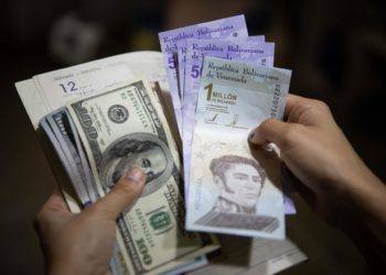 El precio oficial del dólar alcanza los 20 bolívares