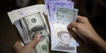 El precio oficial del dólar alcanza los 20 bolívares
