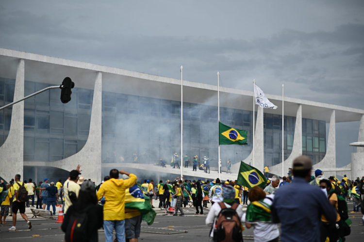 Manifestantes contra los resultados electorales y el gobierno del recién posesionado presidente Lula da Silva invaden el Congreso Nacional, el Supremo Tribunal Federal y el Palacio del Planalto, sede de la Presidencia de la República, hoy, en Brasilia (Brasil). EFE/ Andre Borges