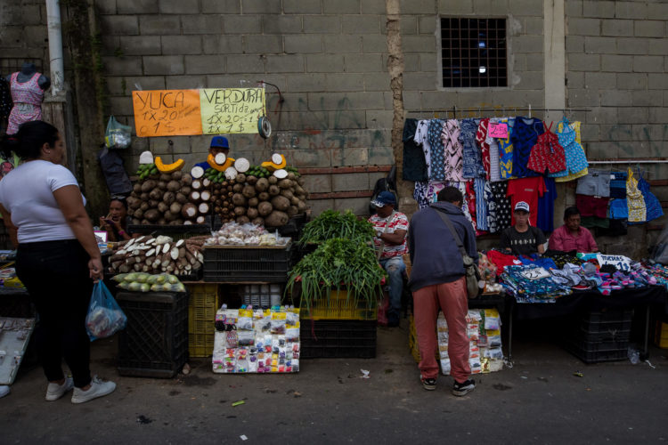 Fotografía fechada el 14 de enero del 2022 donde se observa mercancía de vendedores informales con precios en dólares en Caracas (Venezuela). EFE/Miguel Gutiérrez
