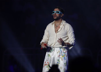 Bad Bunny inicia el año con polémica tras lanzar el celular de una fan al mar