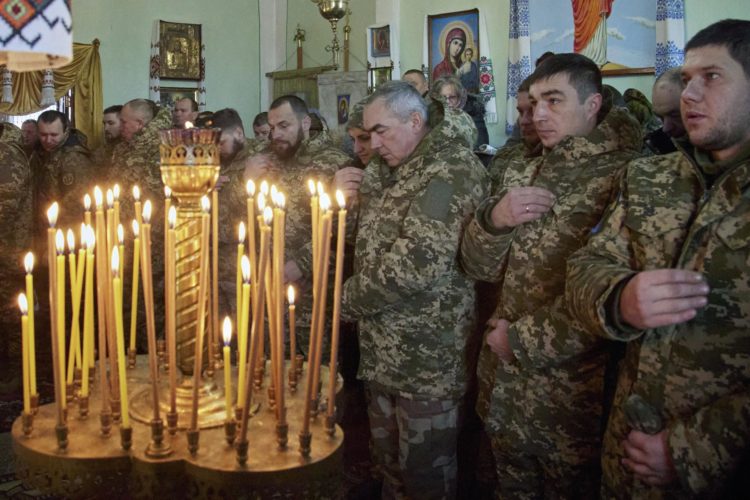 Soldados ucranianos asisten a la celebración de la navidad ortodoxa en la región de Járkov.   EFE/EPA/SERGEY KOZLOV