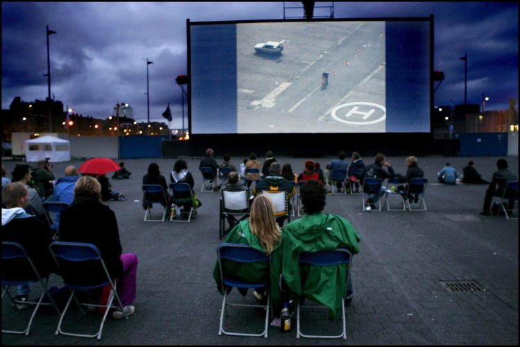 Espectadores ven una película en una cine al aire libre, en una fotogarfía de archivo. EFE/Robin Utrecht
