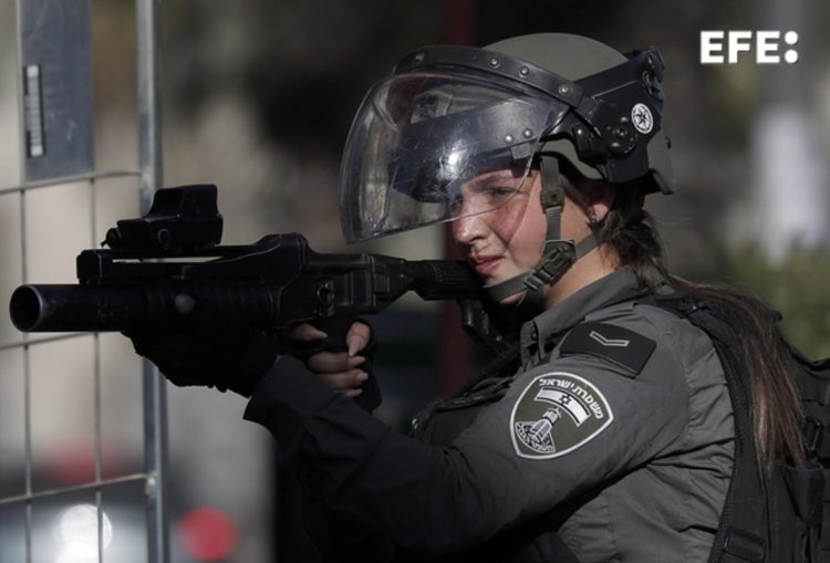 Un policía israelí vigila la frontera por las protestas de manifestantes tras la muerte el jueves de nueve palestinos en Yenín, en la Cisjordania ocupada. EFE/EPA/ATEF SAFADI