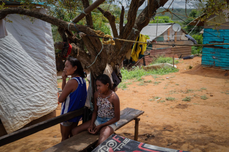 Fotografía de archivo donde aparecen dos mujeres de la etnia Warao mientras descansan bajo la sombra de un árbol en el asentamiento indígena de Cambalache, a orillas del río Orinoco, en Ciudad Guayana (Venezuela). EFE/ Rayner Peña R.