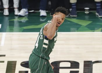 Giannis se luce con 50 puntos y Memphis vuelve a ganar tras cinco derrotas
