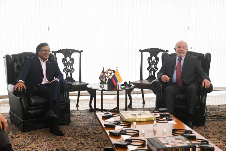 El recién posesionado presidente de Brasil, Luiz Inacio Lula da Silva (d), posa junto al presidente de Colombia, Gustavo Petro (i), durante reunión bilateral hoy. EFE/ Andre Borges