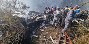 Hallan 68 cadáveres tras accidente aéreo con 72 pasajeros a bordo en Nepal