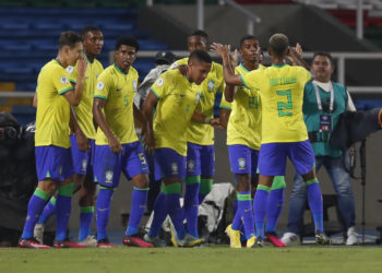 Una golpeada Argentina busca ganar el clásico ante Brasil en el Sudamericano