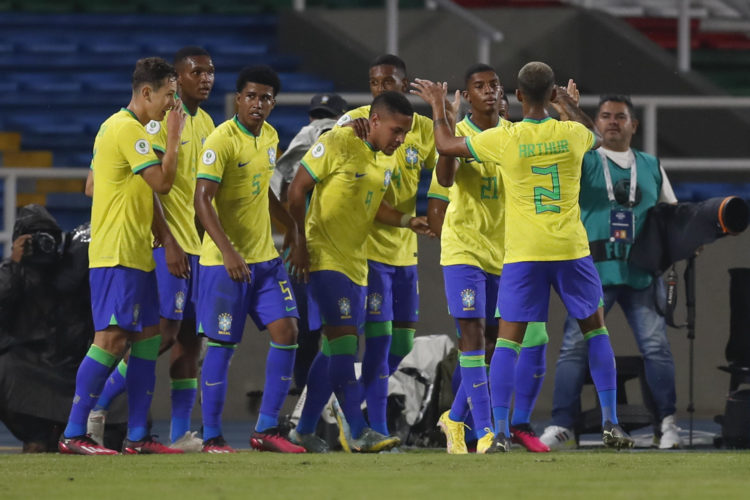 Vitor Roque (c) de Brasil celebra un gol en un partido de la fase de grupos del Campeonato Sudamericano Sub'20. EFE/ Ernesto Guzmán Jr.