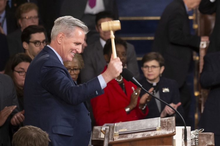 El líder republicano de la Cámara de Representantes, Kevin McCarthy (i) golpea el mazo tras ser elegido para convertirse en el Presidente de la Cámara luego de 15 rondas de votaciones, en la cámara de la Cámara en el Capitolio de Washington. DC, EE. UU. EFE/MICHAEL REYNOLDS
