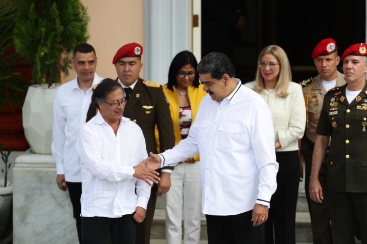 El presidente de Venezuela, Nicolás Maduro (der.) recibe a su homólogo de Colombia, Gustavo Petro, donde ambos mandatarios sostendrán una "reunión bilateral extraordinaria" en Caracas (Venezuela). EFE/ Rayner Peña R.