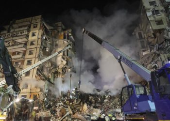 Zelenski eleva a 30 los muertos en el ataque ruso a un edificio de Dnipró