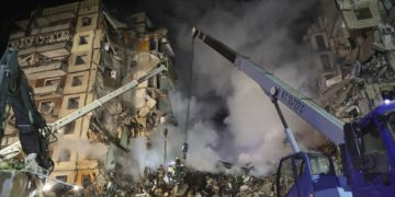 Zelenski eleva a 30 los muertos en el ataque ruso a un edificio de Dnipró