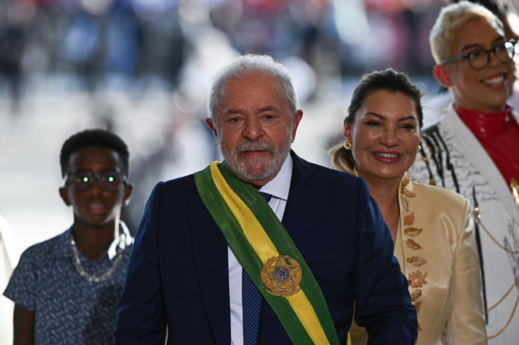 Foto de archivo del nuevo presidente de Brasil, Luiz Inácio Lula da Silva (c), junto a la primera dama, Rosángela da Silva. EFE/ Andre Borges