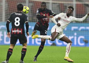 Milán dejó dos puntos en casa ante Roma que le hizo dos goles al final