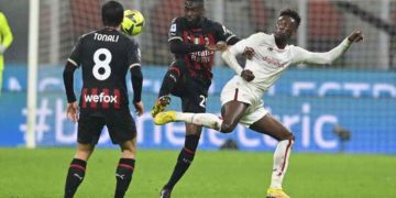 Milán dejó dos puntos en casa ante Roma que le hizo dos goles al final