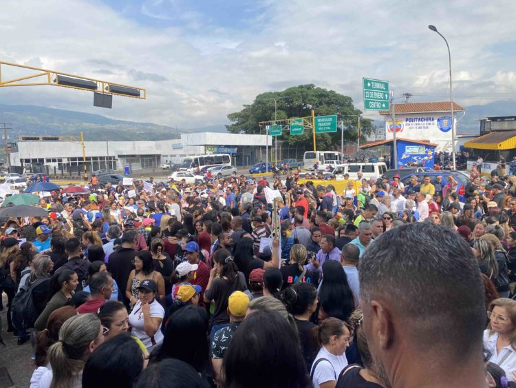Docentes y personal de salud del Táchira volvieron a tomar las calles exigiendo salarios justos. Fotos: Mariana Duque