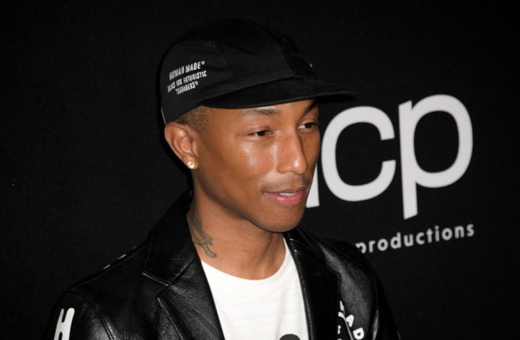 El cantante estadounidense Pharrell Williams posa para los fotógrafos a su llegada a la 23ª entrega anual de los Hollywood Film Awards en Los Ángeles. EFE/EPA/CHRISTIAN MONTERROSA