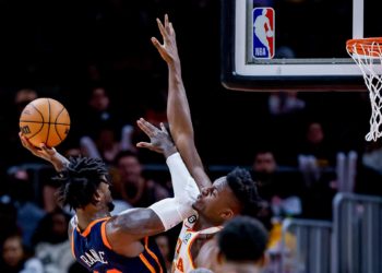 Jokic somete a Doncic, Sixers frenan a Cavaliers y Lakers se dan una alegría