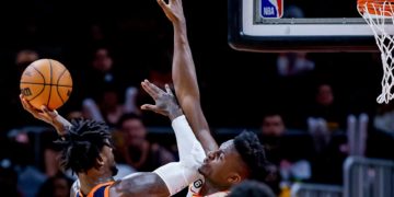 Jokic somete a Doncic, Sixers frenan a Cavaliers y Lakers se dan una alegría