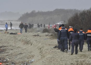 Al menos 40 migrantes mueren tras un naufragio en la costa de Italia