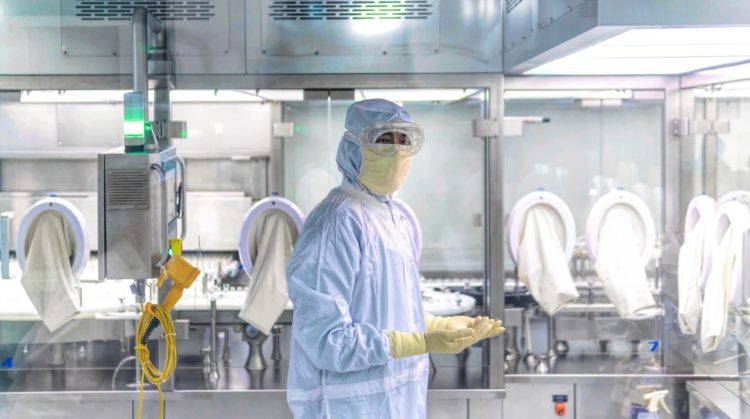 Imagen tomada el 21 de mayo de 2019 que muestra a un hombre mientras trabaja en un laboratorio de investigación en Lianyungang (China). EFE/ Aleksandar Plavevski