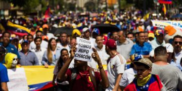 Jóvenes venezolanos llaman a una manifestación este domingo por la democracia