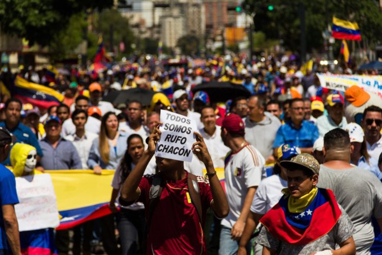 Fotografía de archivo en la que se registró una marcha de simpatizantes opositores venezolanos en Maracaibo (Venezuela). EFE/Henry Chirinos