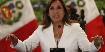 Presidenta de Perú reitera que adelanto electoral está en manos del Congreso