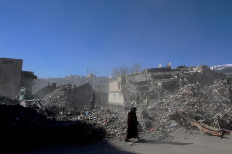 Una mujer camina entre escombros en Kahramanmaras, Turquía. EFE/EPA/TOLGA BOZOGLU