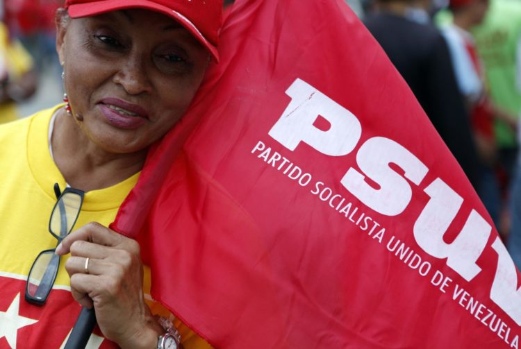 Una mujer participa en una marcha de apoyo al oficialista Partido Socialista Unido de Venezuela (PSUV), en una fotografía de archivo. EFE/ David Fernández