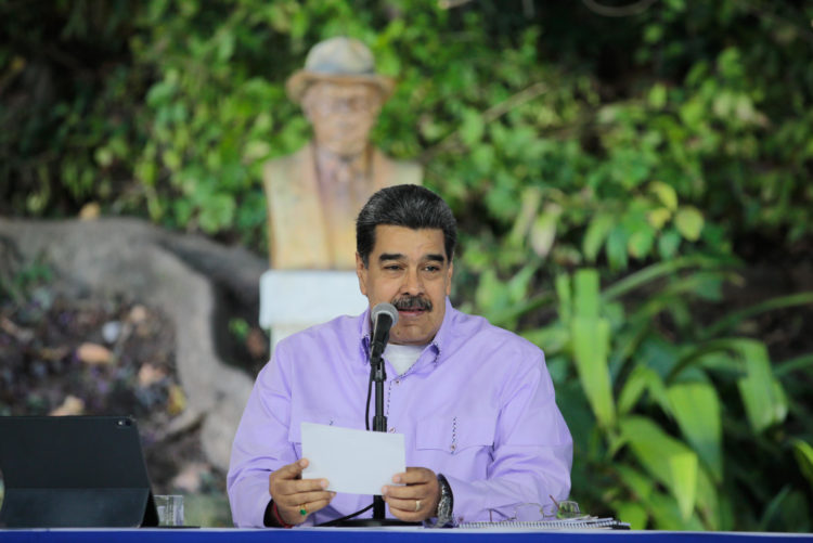 Fotografía cedida por el Palacio de Miraflores del presidente venezolano Nicolás Maduro en un acto de presidencial hoy, en Caracas (Venezuela). EFE/Palacio De Miraflores