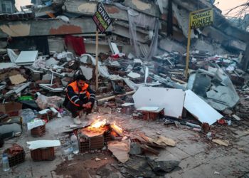 Vivos tras 54 horas bajo los escombros, un milagro que mantiene la esperanza