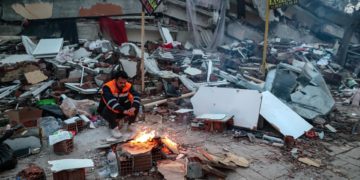 Vivos tras 54 horas bajo los escombros, un milagro que mantiene la esperanza