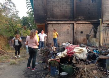 Piden apoyo para trabajadora dependiente de la Gobernación del Táchira que lo perdió todo al quemarse su vivienda
