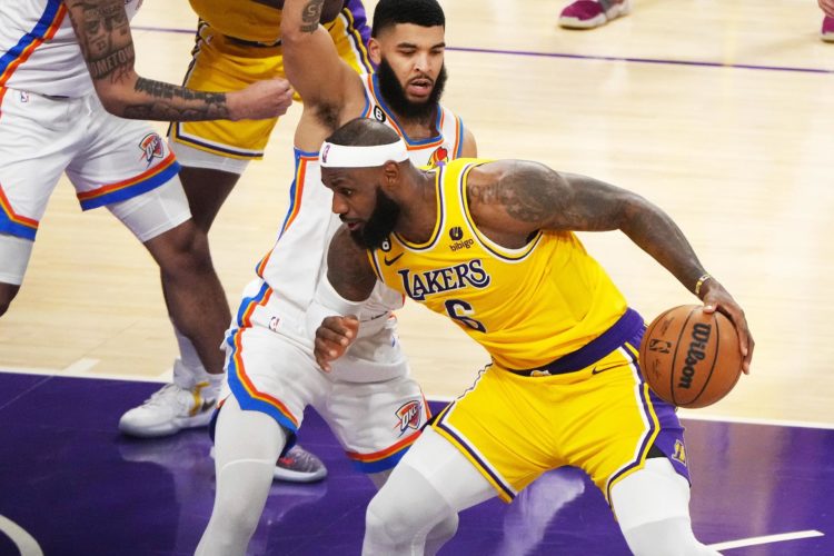 El alero de Los Ángeles Lakers LeBron James (D) conduce a canasta durante la primera mitad del partido de baloncesto de la NBA. EFE/EPA/ALLISON CENA