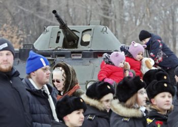Un año después, los rusos aprenden a vivir en un país en armas