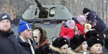 Un año después, los rusos aprenden a vivir en un país en armas