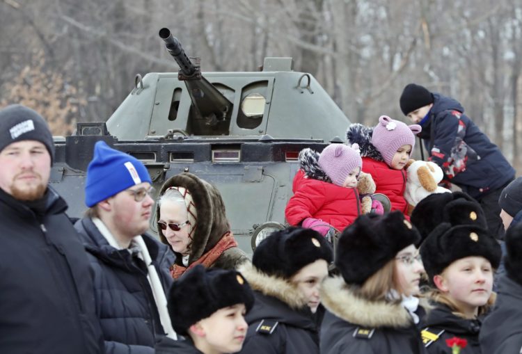Un grupo de niños posan para una foto en un vehículo de combate de infantería durante el Día del Defensor de la Patria en Victory Park en San Petersburgo, en Rusia, el 23 de febrero de 2023. EFE/EPA/ANATOLY MALTSEV
