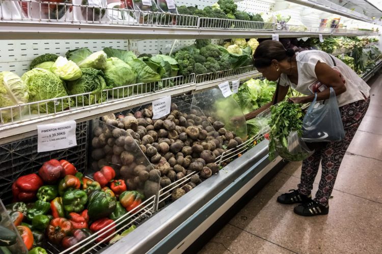 Clientes compran en un supermercado, en Caracas (Venezuela), en una fotografía de archivo. EFE/Miguel Gutiérrez