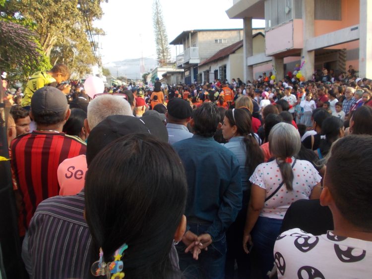 Bastante concurrido el desfile de Carnaval de la tarde del domingo en Rafael Rangel.